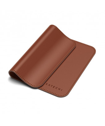 Le tapis de souris Satechi en cuir écologique - marron plié