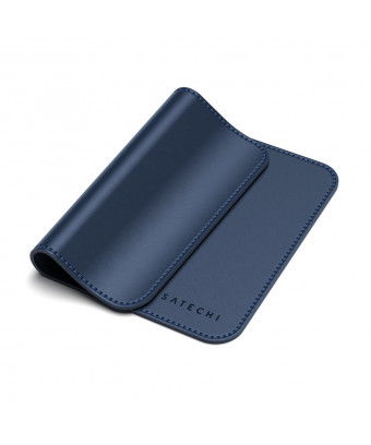 Le tapis de souris Satechi en cuir écologique - bleu plier