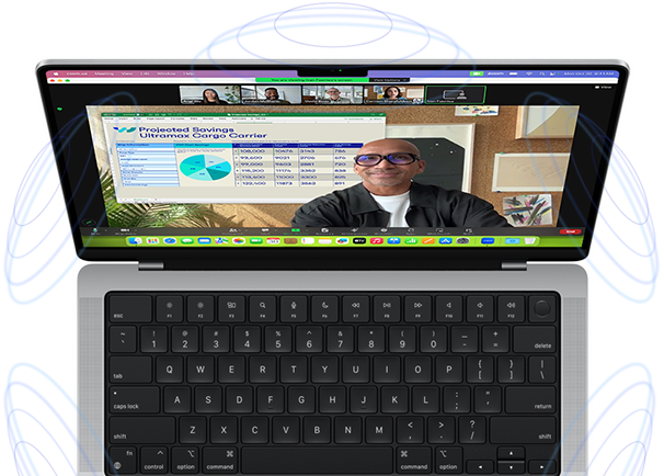 MacBook Pro entouré de cercles concentriques bleus pour suggérer la sensation 3D que procure l’Audio spatial. À l’écran, une personne utilise la fonctionnalité Incrustation de l’intervenant lors d’une visioconférence Zoom pour apparaître devant le contenu qu’elle est en train de présenter.